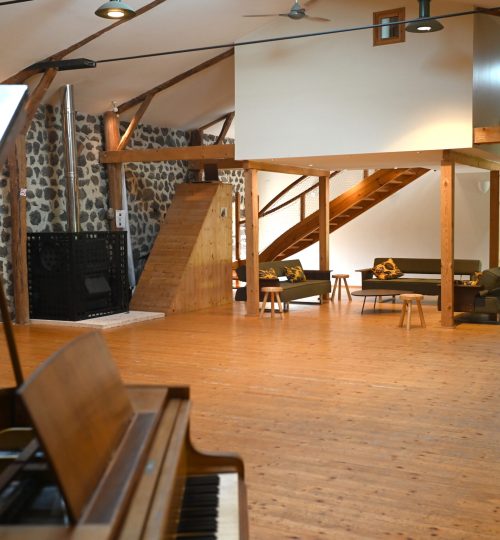 piano-parquet-canape
