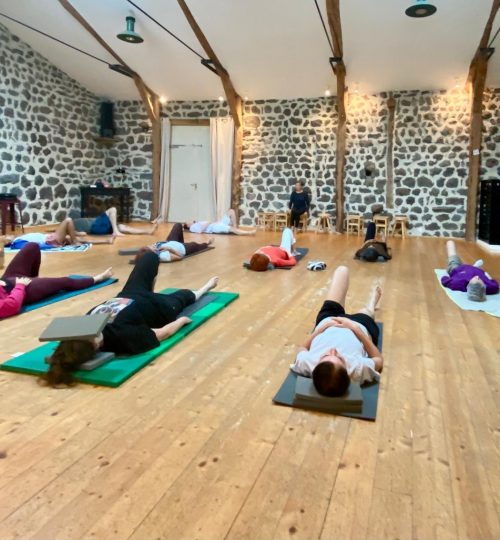 yoga-parquet-mur-pierres